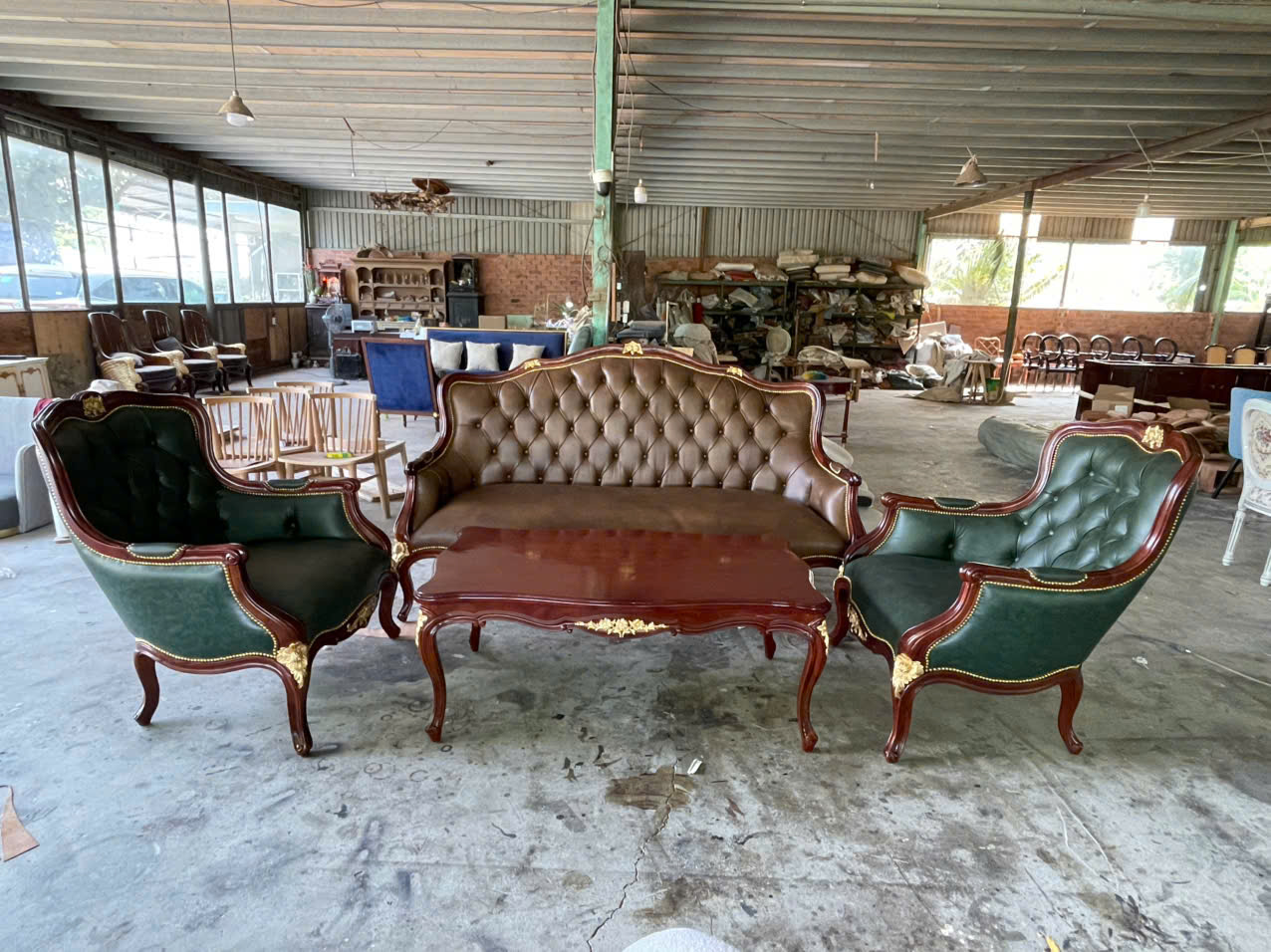 BỘ SOFA CỔ ĐIỂN LOUIS 15 CHẠM BÔNG HỒNG BỌC DA
